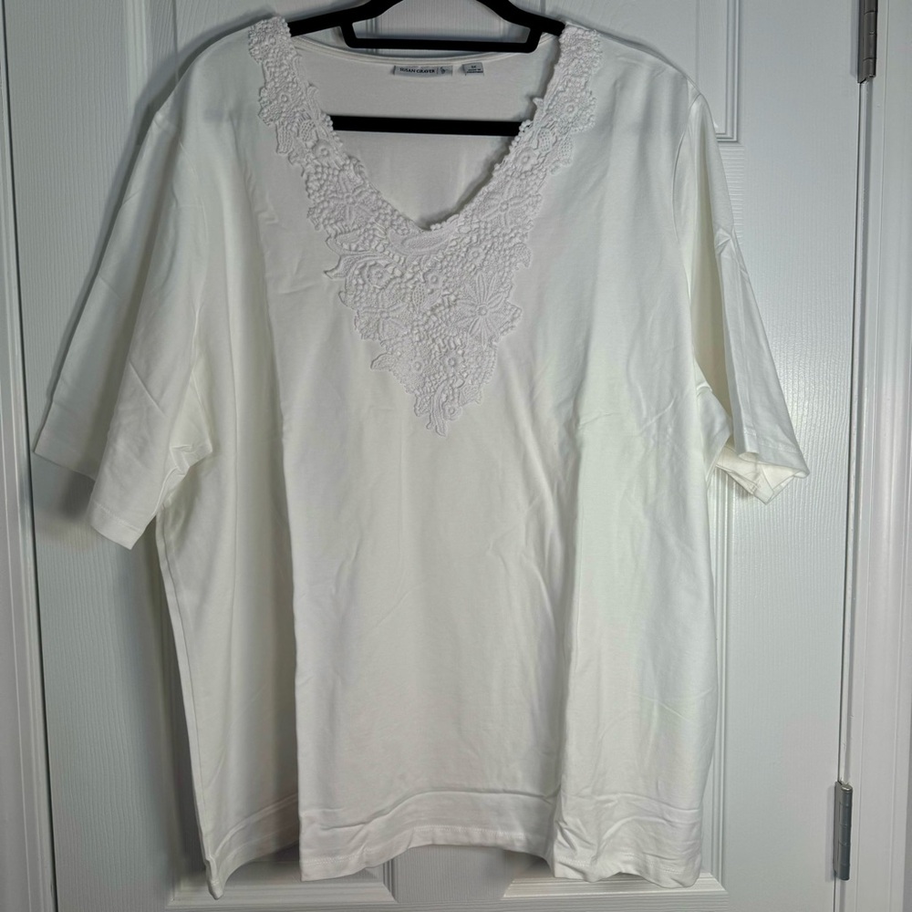 NWOT. Susan Graver v-neck tee size 3X with floral lace trim. White top